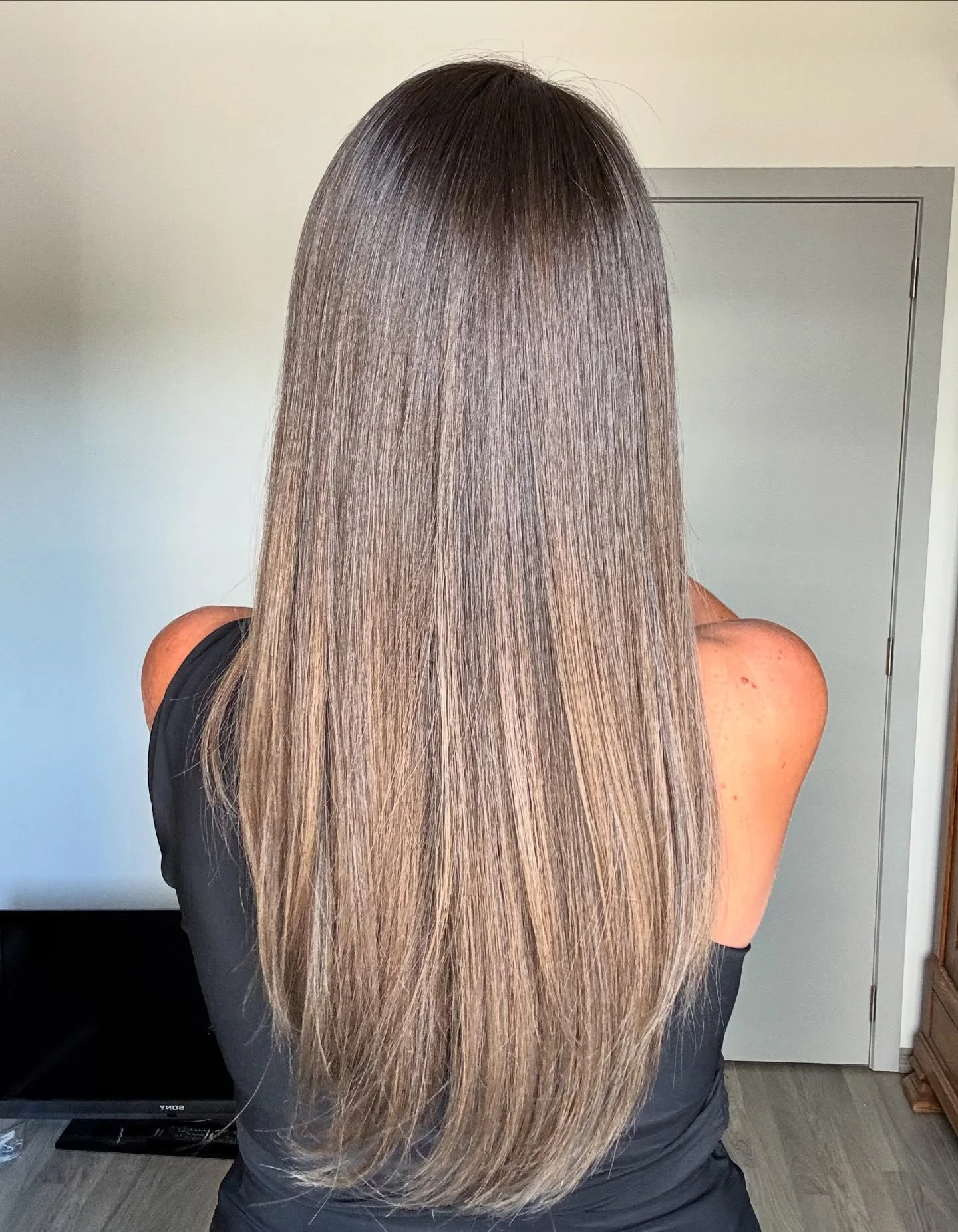 باروكة شعر طبيعي، لون بني رمادي دخاني بجذور داكنة طول 16 إنش، كثافة عالية