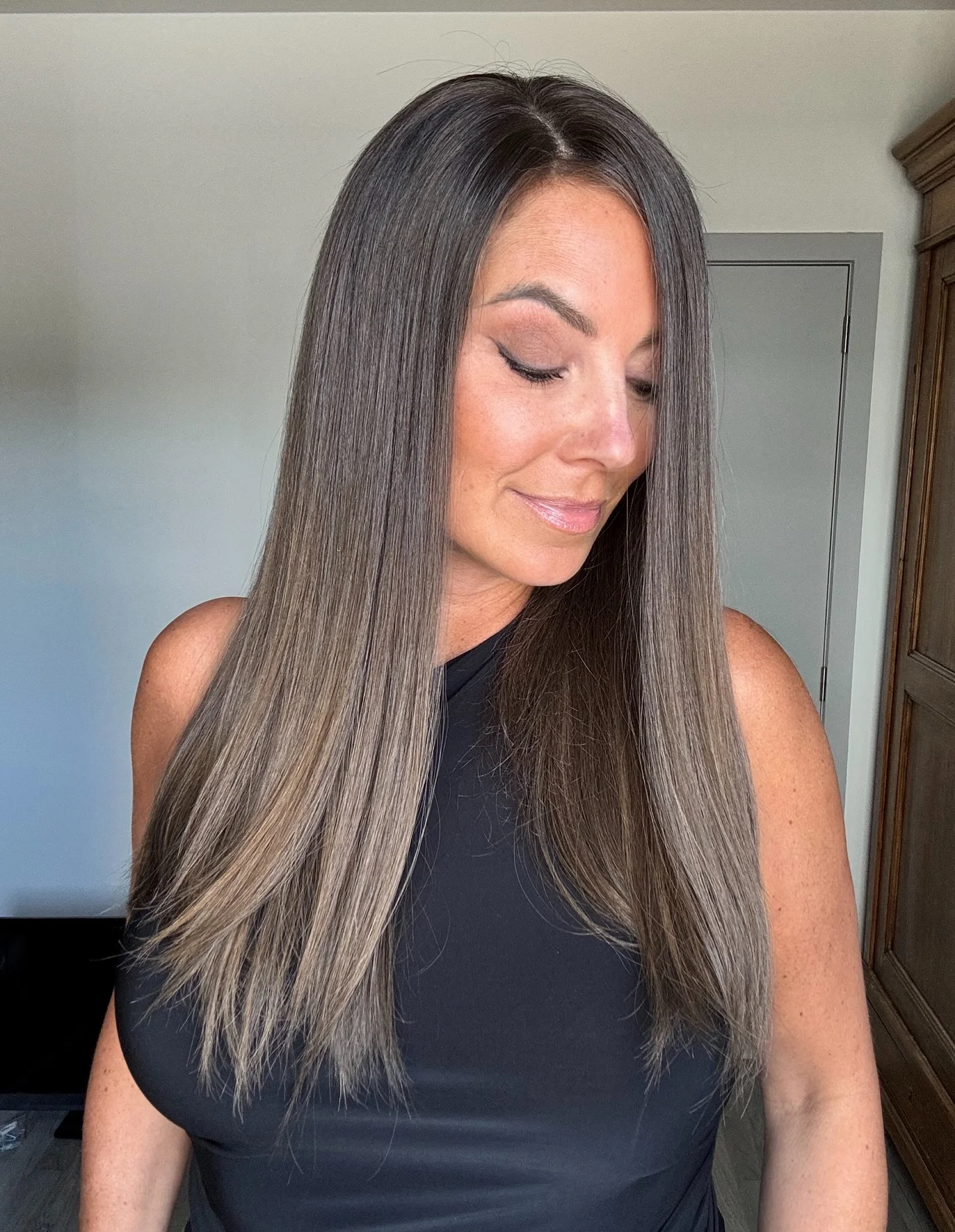 باروكة شعر طبيعي، لون بني رمادي دخاني بجذور داكنة طول 16 إنش، كثافة عالية