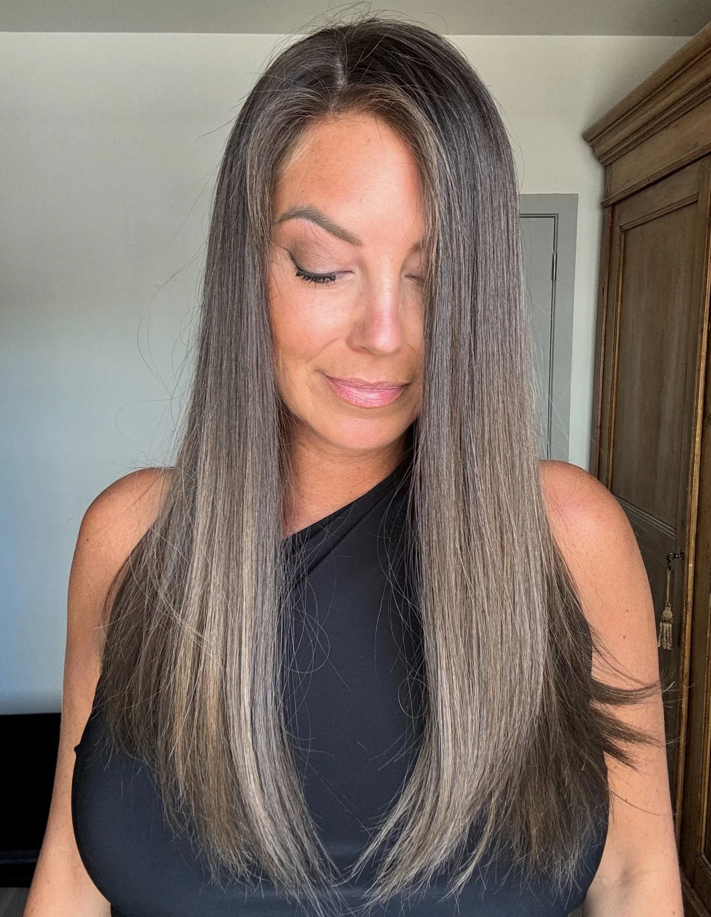 باروكة شعر طبيعي، لون بني رمادي دخاني بجذور داكنة طول 16 إنش، كثافة عالية