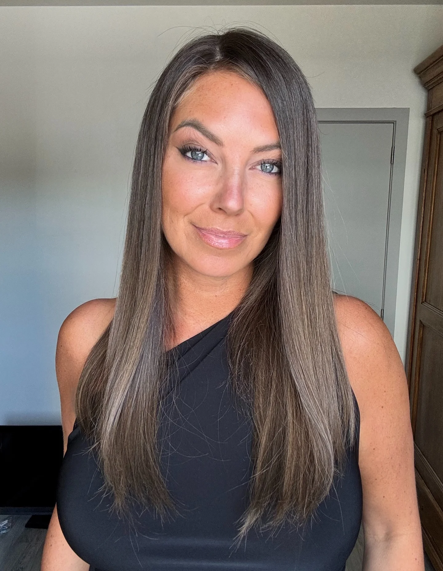 باروكة شعر طبيعي، لون بني رمادي دخاني بجذور داكنة طول 16 إنش، كثافة عالية