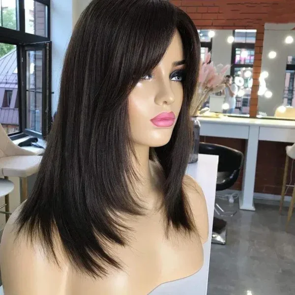 شعر طبيعي بني غامق ، قَصة متوسطة ذات غرة أمامية وطبقات جانبية ناعمة كثافة طبيعية طول 14 انش