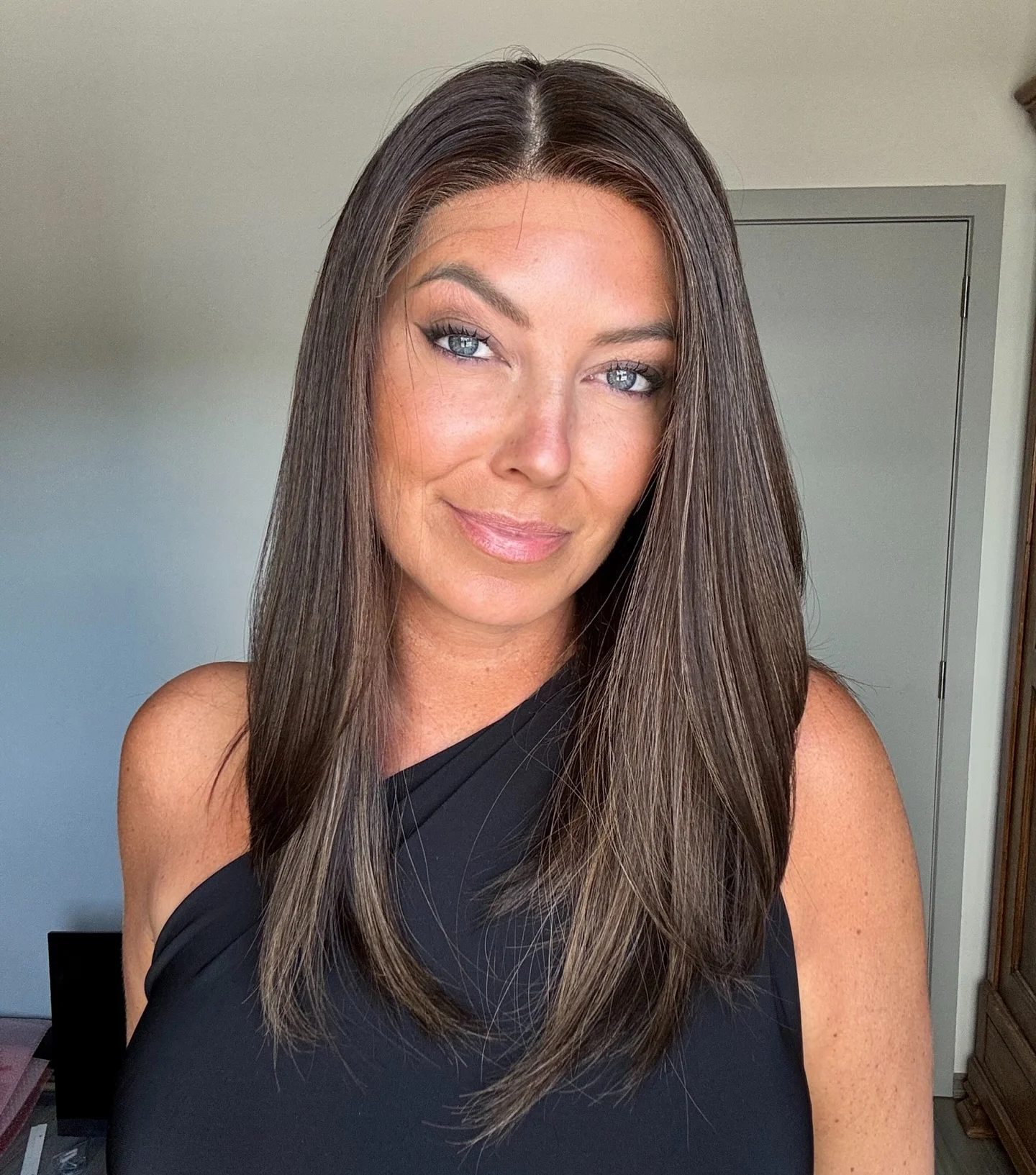 باروكة شعر طبيعي، لون بني رمادي دخاني بجذور داكنة طول 16 إنش، كثافة عالية