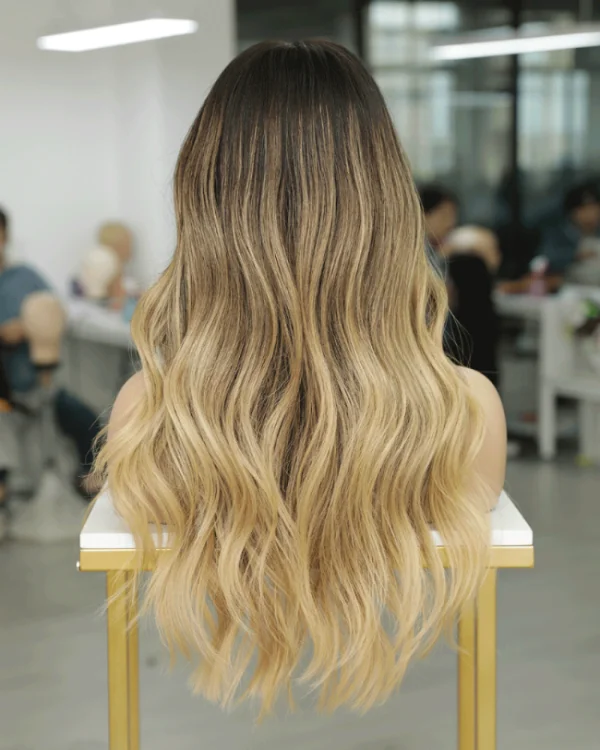 باروكة شعر طبيعي اومبري أشقر رمادي عصري، بتموجات واسعة وكثيفة، جذور داكنة.فروة HD طول 18 انش كثافة طبيعية