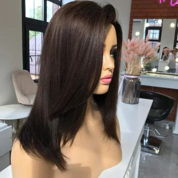شعر طبيعي بني غامق ، قَصة متوسطة ذات غرة أمامية وطبقات جانبية ناعمة كثافة طبيعية طول 14 انش