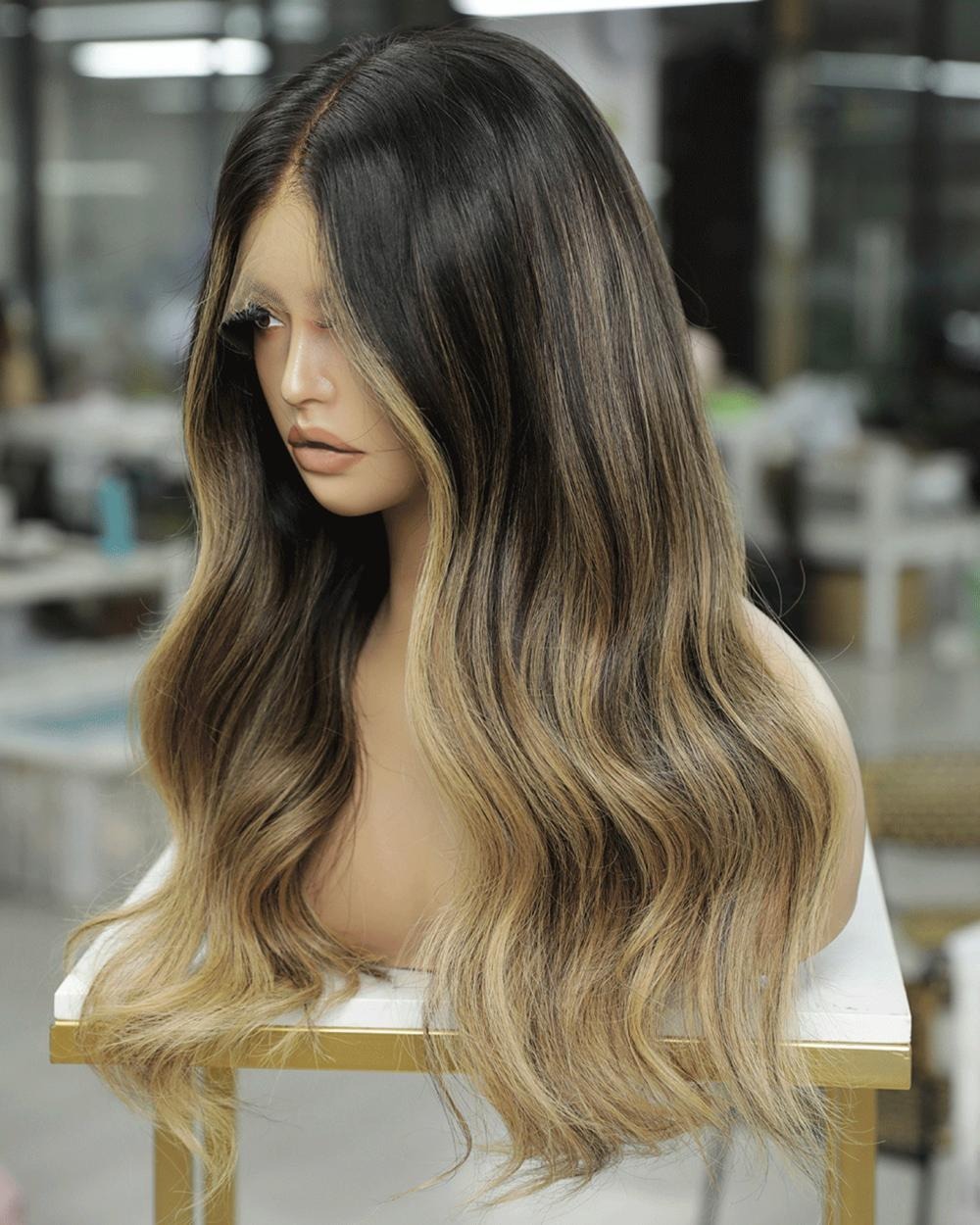 باروكة شعر طبيعي  أشقر عصرية بجذور داكنة  فروة HD طول 18 انش كثافة عالية