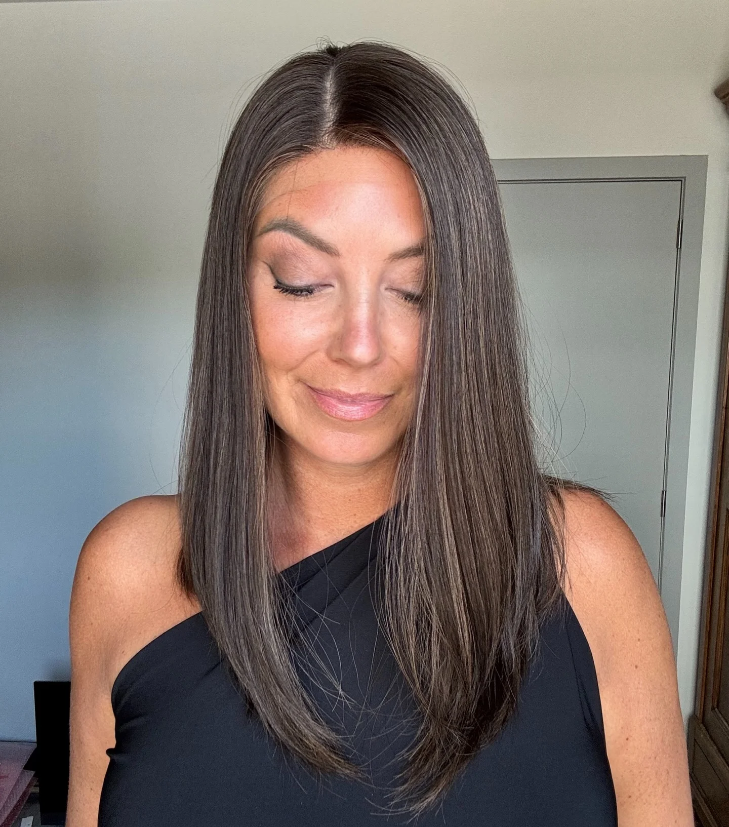 باروكة شعر طبيعي، لون بني رمادي دخاني بجذور داكنة طول 16 إنش، كثافة عالية